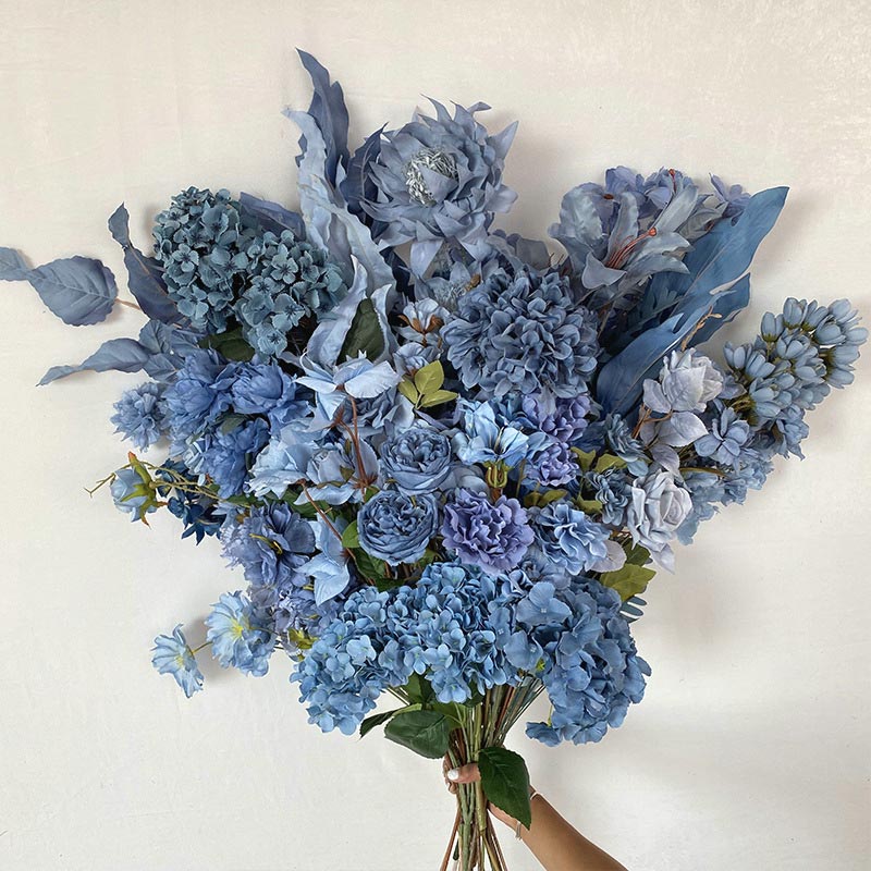 Eleganti fiori di seta artificiale blu polveroso